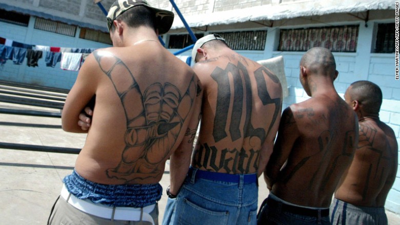 Le gang salvadoregne. A sinistra: membri della Mala Salvatrucha